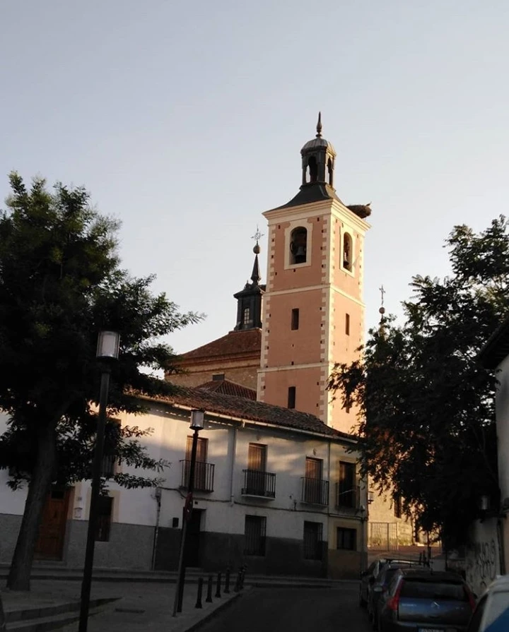Torre de la iglesia de la Asunción sobre las casas del centro de Valdemoro