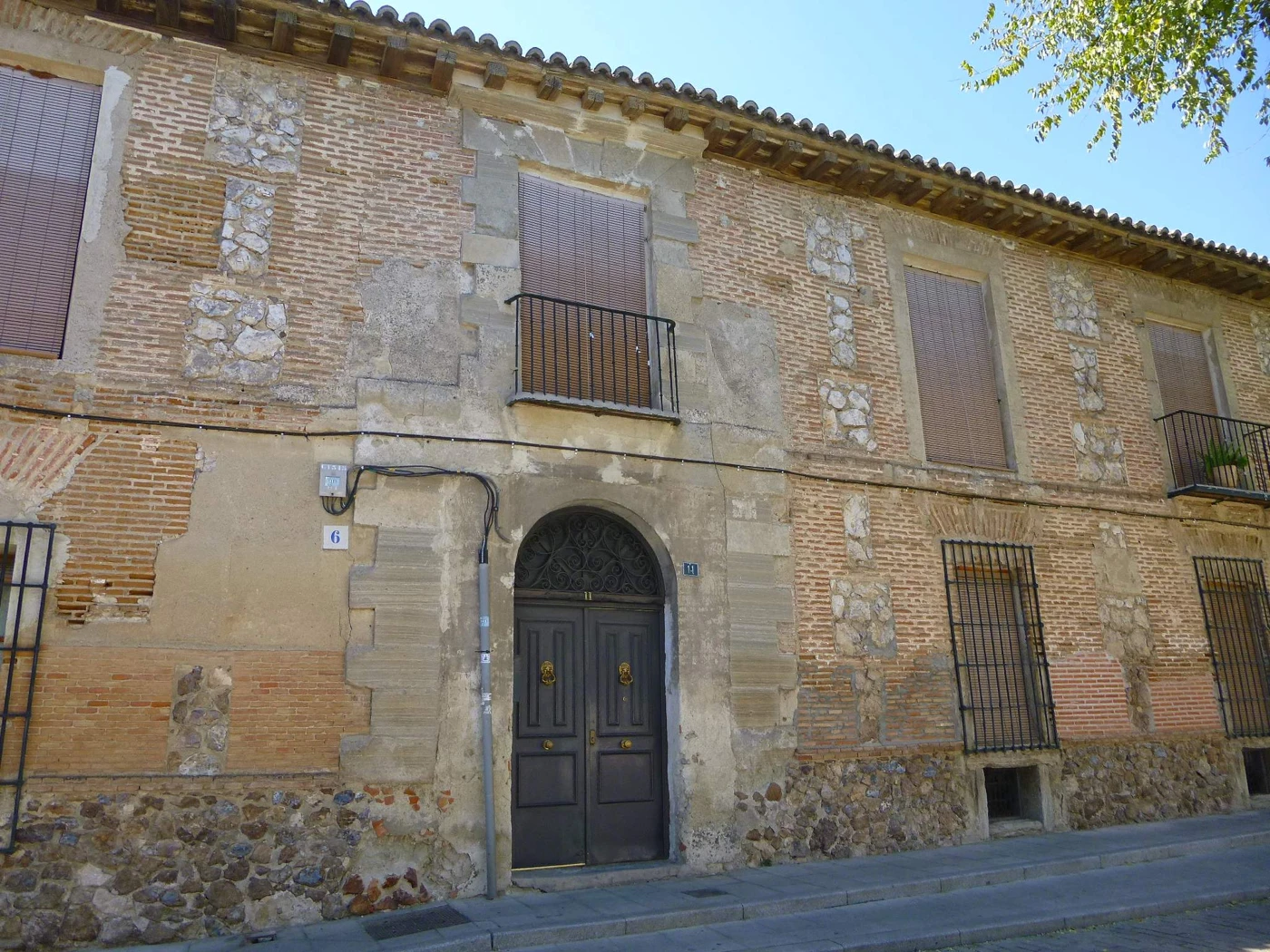 Portada, balcones y fábrica de ladrillo y mampostería de la Casa de la Inquisición