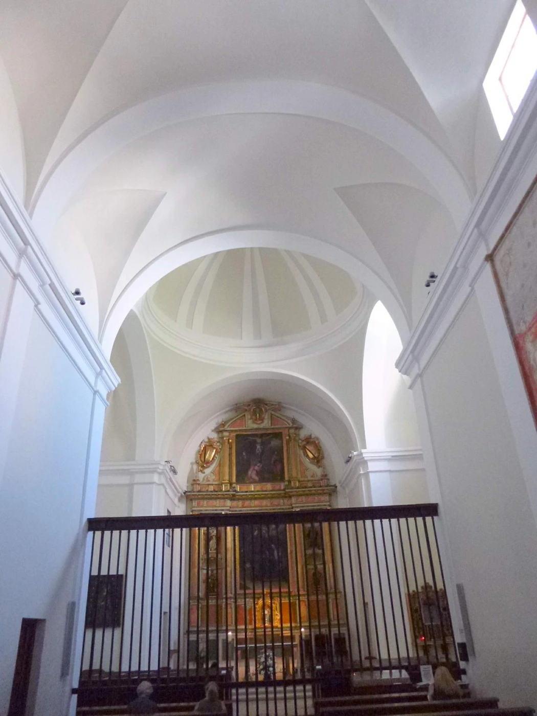Interior de la iglesia del convento de la Encarnación, con bóveda, retablo y reja