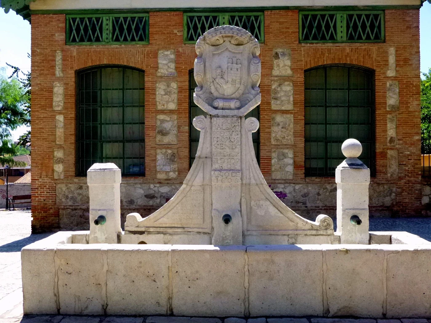 Frente de piedra de la Fuente de la Villa, con tres caños y escudo