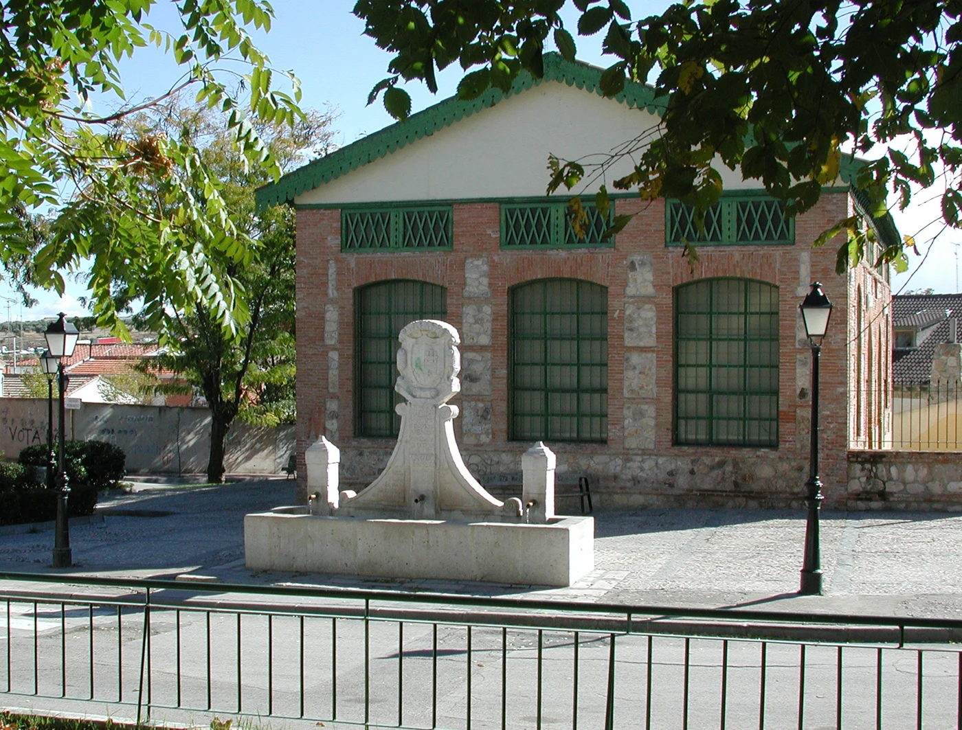 Fachada y lateral del antiguo lavadero de Valdemoro, detrás de la fuente