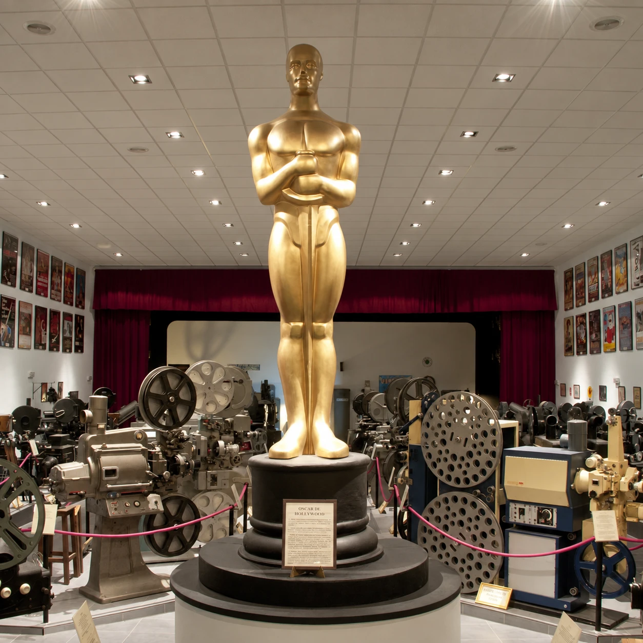 Proyectores y figura central en una sala del Museo del Cine de Villarejo