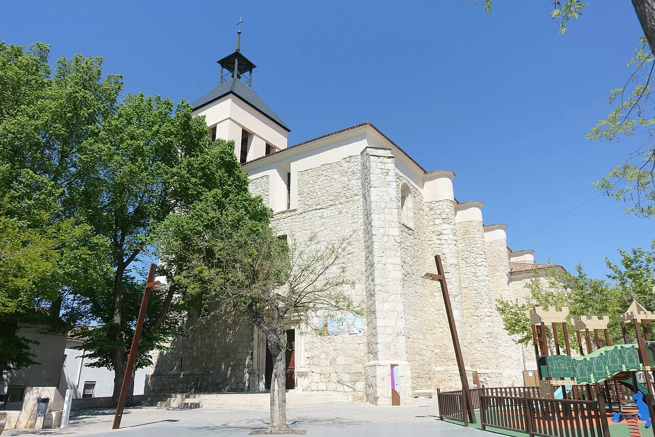 Muros, contrafuertes y campanario de San Andrés Apóstol