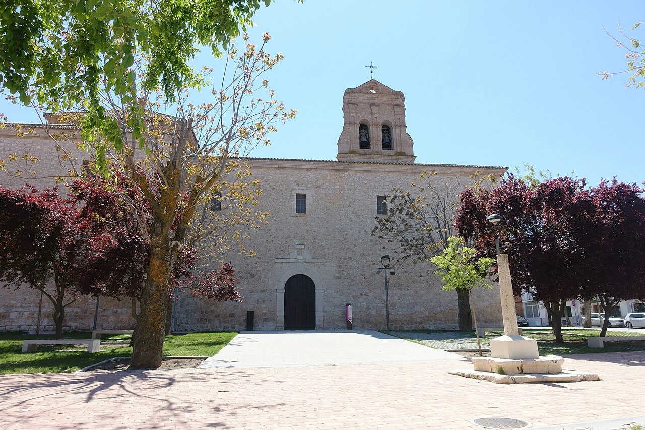Fachada de piedra y espadaña del santuario de la Victoria
