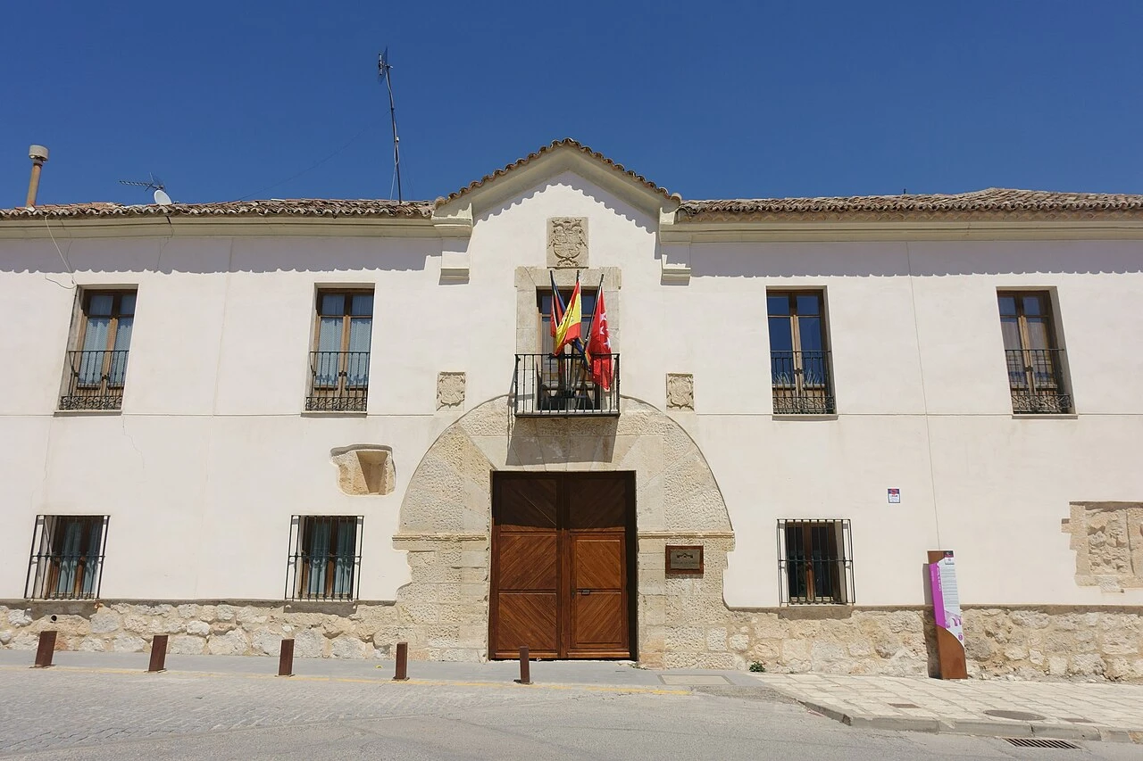 Portón y escudos de la fachada de la Casa de la Tercia