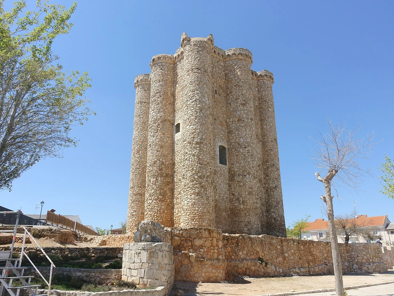 Torre del homenaje y restos de los muros del castillo de Villarejo