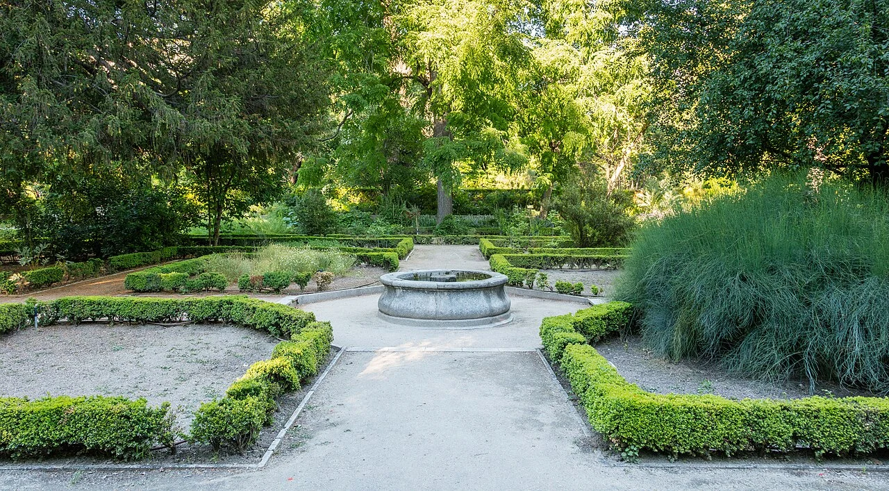 Caminos y parterres del Real Jardín Botánico alrededor de una fuente circular
