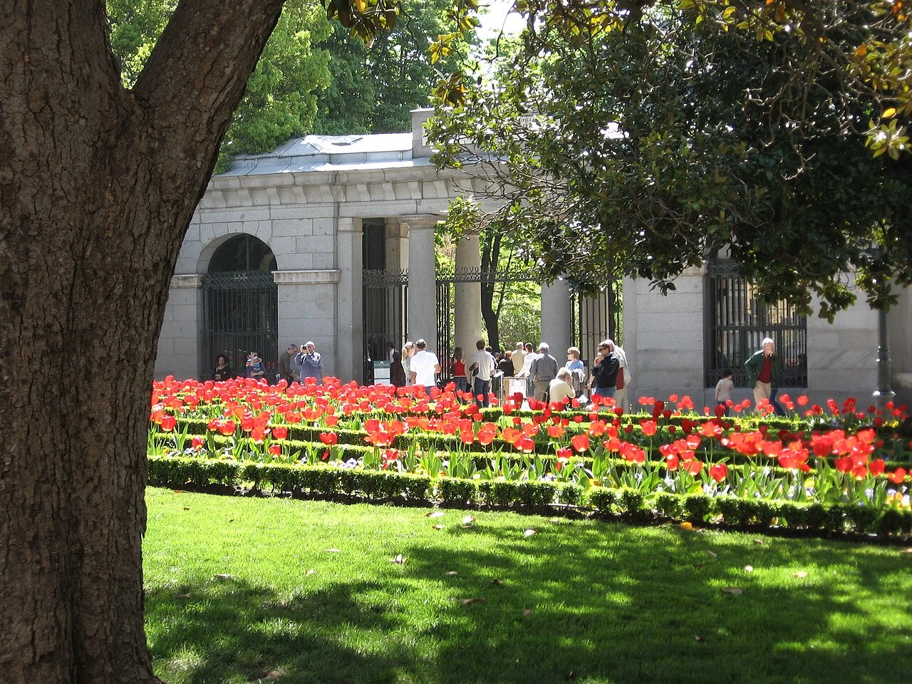 Puerta de Murillo vista desde el interior del jardín, detrás de un parterre de tulipanes