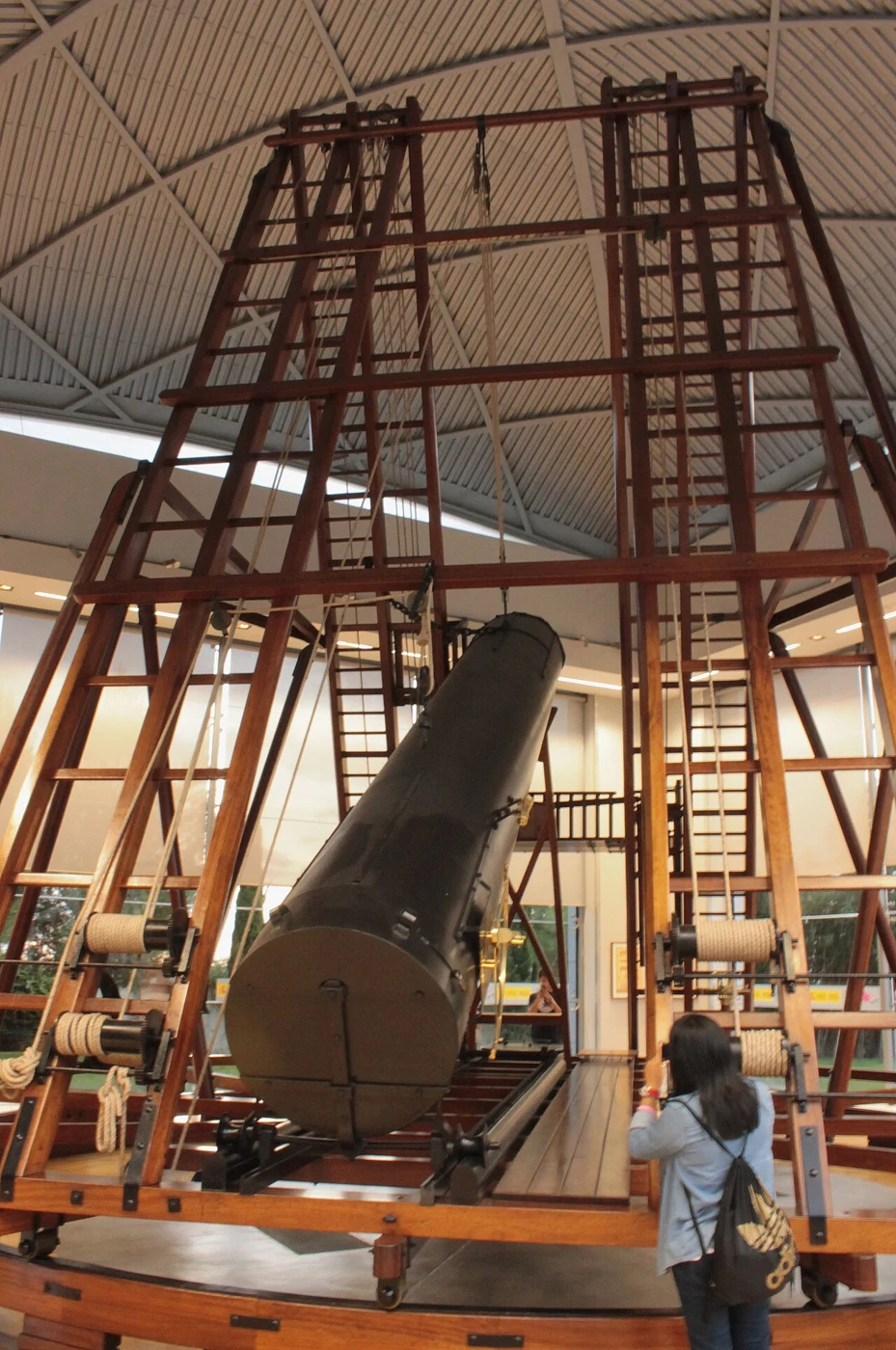 Reconstrucción del telescopio de Herschel con tubo y estructura de madera