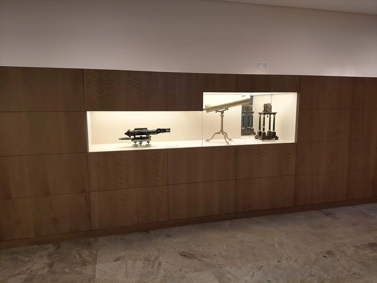 Vitrinas con instrumentos científicos en la sala de exposición del Observatorio