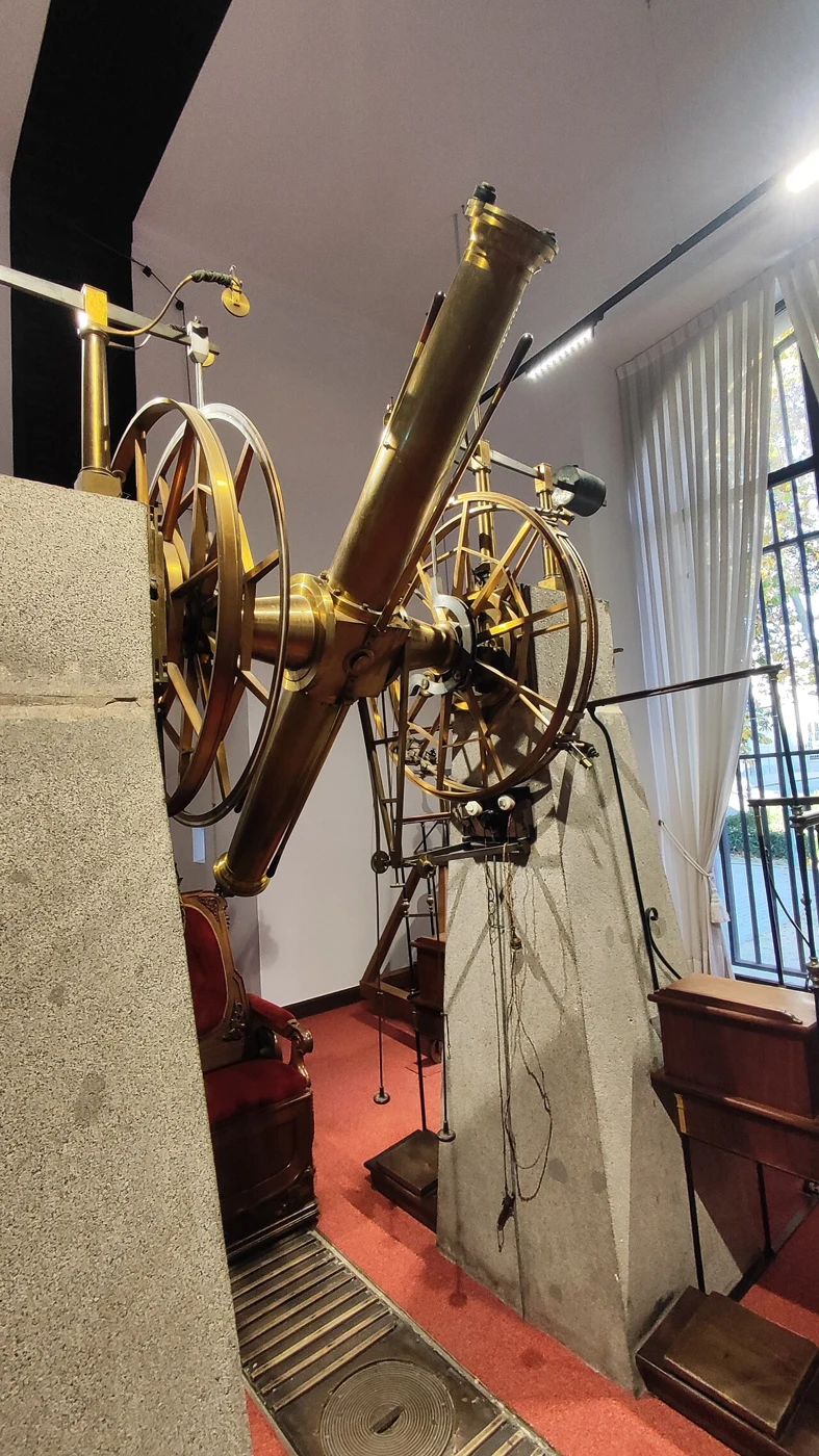 Círculo meridiano de Repsold entre soportes de piedra y asiento de observación