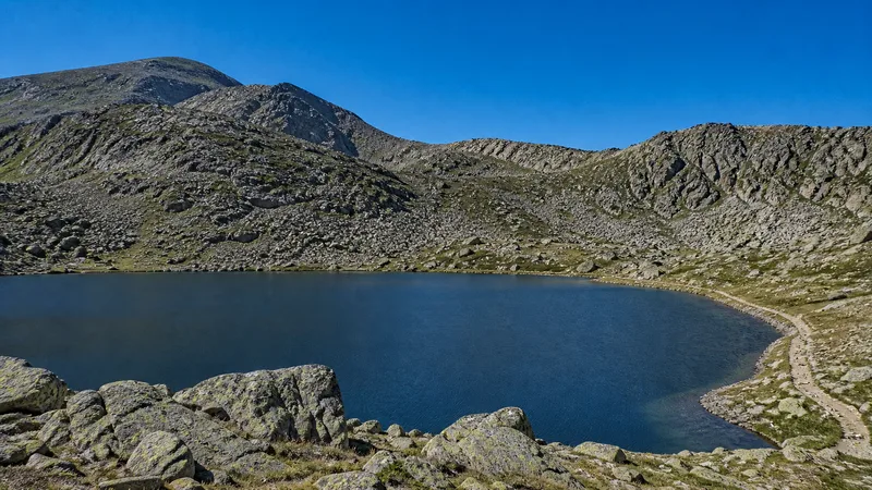 Circo glaciar de Peñalara con la senda marcada y montañeros diminutos