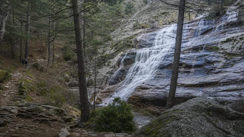 Cascada escalonada sobre granito junto a un sendero del valle del Lozoya