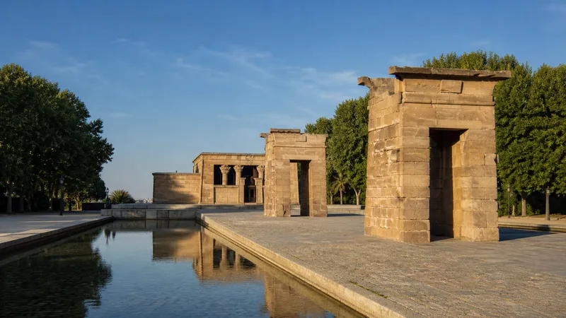 Templo de Debod y sus pilonos vistos desde los jardines al atardecer