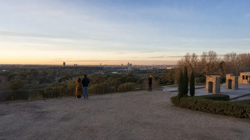 Mirador occidental de Debod abierto hacia la Casa de Campo y el horizonte de Madrid