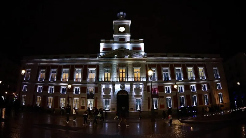 Fachada de la Real Casa de Correos en la Puerta del Sol, fotografiada de noche.